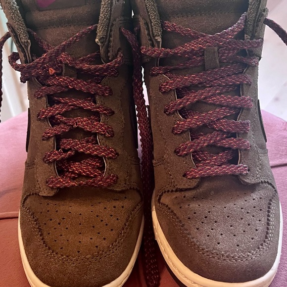 Hunter Green Nike boots size 7 with platform style heel in perfect condition - Picture 4 of 6